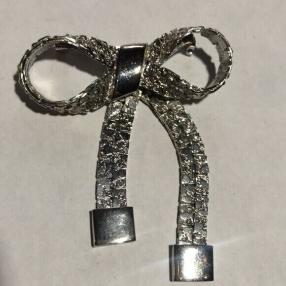 Vintage Silver Tone Textured‎ Ribbon Bow Brooch Pin Costume Jewelry - Picture 3 of 4